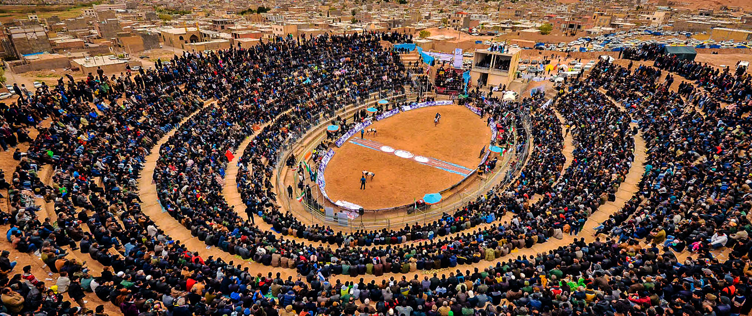Les arènes (gout) d’Espharayen, le grand tournoi organisé les 13ème et 14ème jours après le nouvel an perse. 210 lutteurs étaient inscrits en 2019 et 20 à 22000 spectateurs étaient présents.