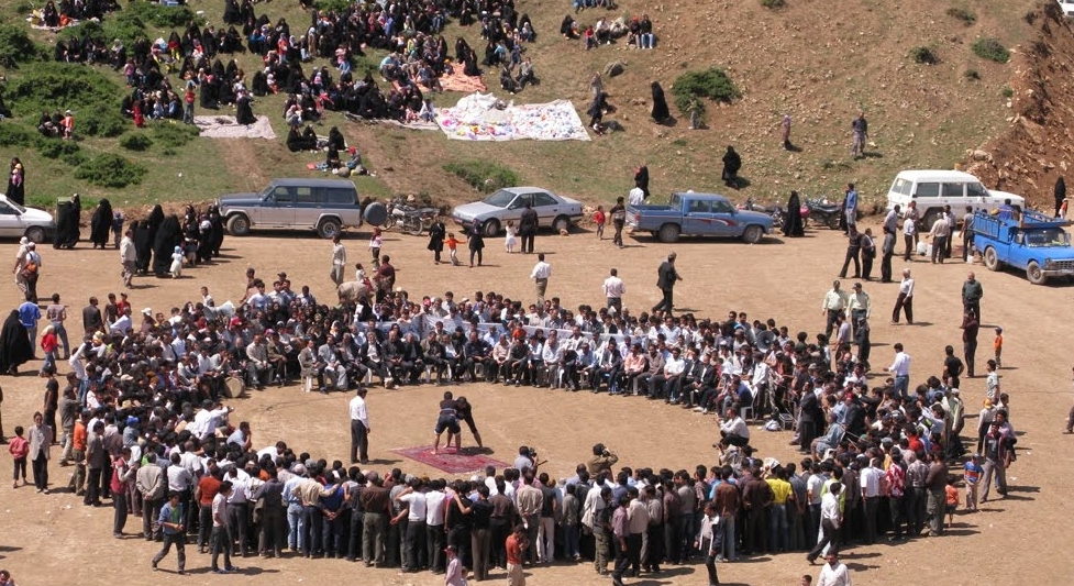 Goresh. Comme presque partout dans le monde des luttes traditionnelles, les spectateurs se mettent en cercle de façon à ce que tous puissent voir et vivre l’instant au mieux.