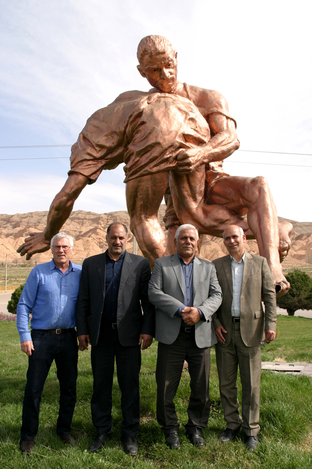 Statue monumentale de 5-6 m de haut sur un rond point à l'entrée de la ville d'Esfarayen. Guy Jaouen, à gauche, est ici accompagné par des représentants de la Fédération  Iranienne du Sport Rural et des Jeux Autochtones.