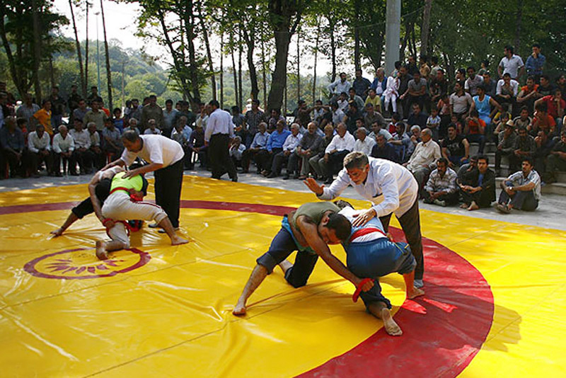 Un tournoi de lutte Ba-Shawl en plein air. L'installation des lutteurs peut prendre plusieurs minutes